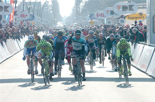 Mark Cavendish wins stage 2